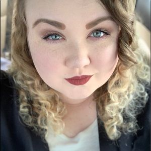 Meet your Posher, Cassandra